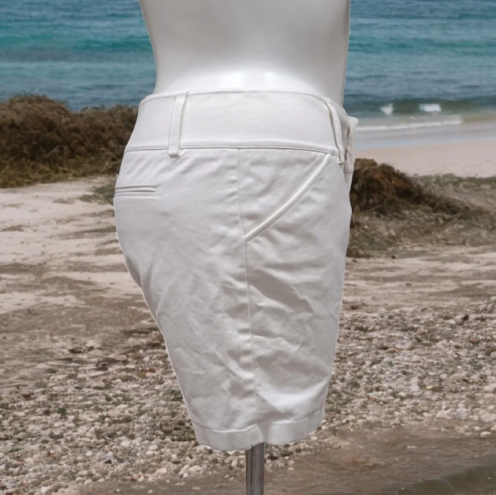 Gianni Bini Modern Fit Shorts Women’s White Mid Rise Casual Sz 12 Cotton Stretch - Picture 2 of 11